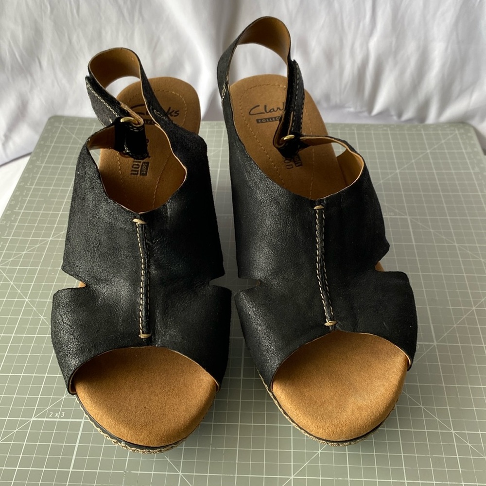 Clarks, Cutout Wedge Sandal, 6.5M, Black Nubuck
